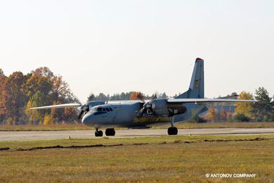 dp-antonov-razom-z-ukrajinskimi-viyskovimi-vidznachili-yuvileyni-dati-stvorennya-legendarnih-an-24-ta-an-26-lotnoyu-programoyu