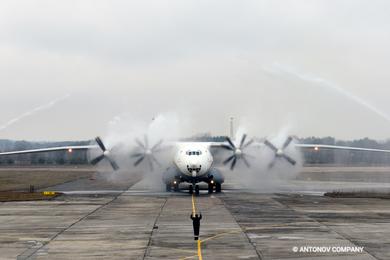 55-rokiv-z-dnya-pershogo-polotu-naybilshogo-turbogvintovogo-litaka-v-sviti-an-22-antey